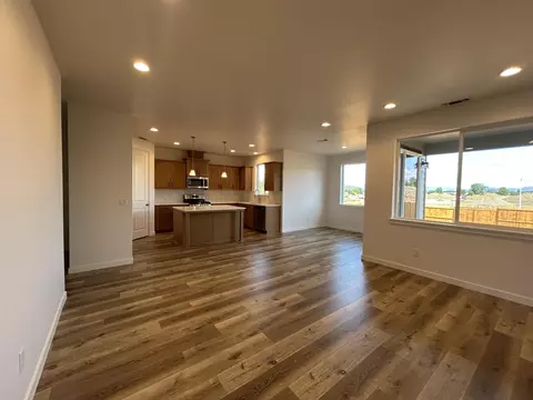Living - 121 Valemont #34, Eagle Point, OR 97524 photo 1 of 3