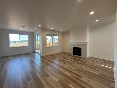 Living - 121 Valemont #34, Eagle Point, OR 97524 photo 2 of 3