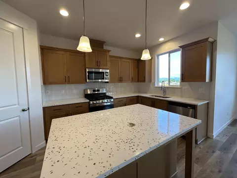 Kitchen - 121 Valemont #34, Eagle Point, OR 97524 photo 2 of 3