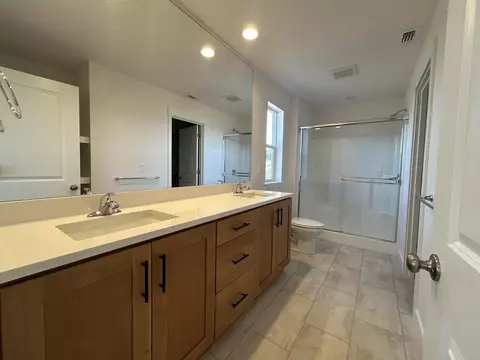 Bath - 121 Valemont #34, Eagle Point, OR 97524 photo 1 of 2