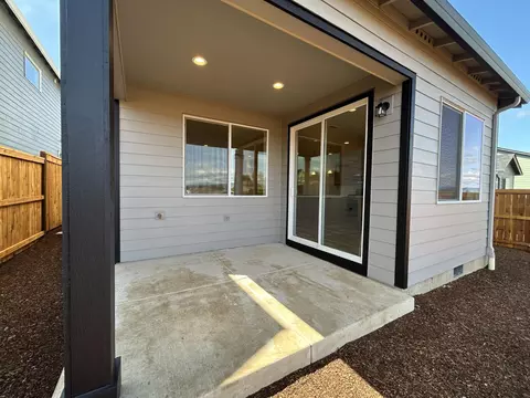 Exterior - 121 Valemont #34, Eagle Point, OR 97524 photo 2 of 5