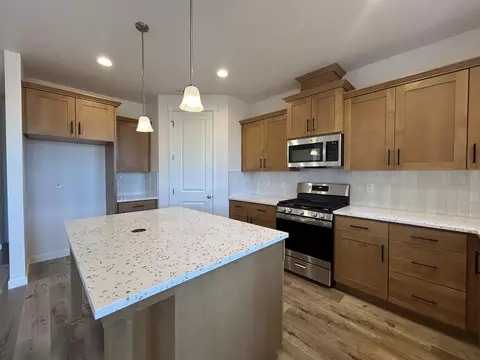 Kitchen - 121 Valemont #34, Eagle Point, OR 97524 photo 3 of 3