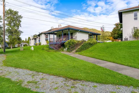 Exterior - 815 Pine St #3, Rogue River, OR 97537 photo 5 of 8