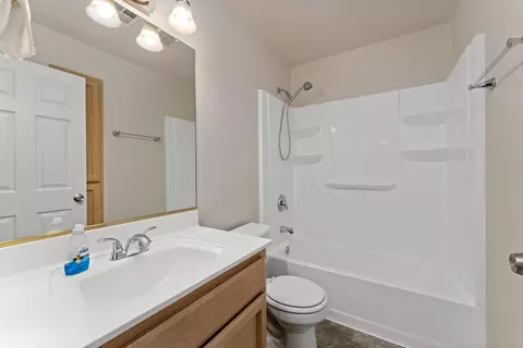 Bath - 815 Pine St #3, Rogue River, OR 97537 photo 2 of 2