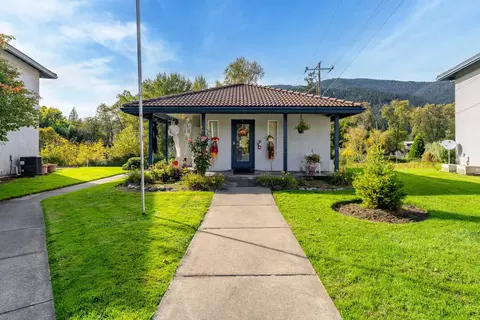 Exterior - 815 Pine St #3, Rogue River, OR 97537 photo 4 of 8