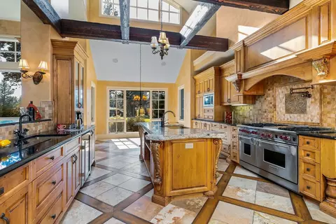 Kitchen - 19486 Green Lakes Loop, Bend, OR 97702 photo 2 of 8