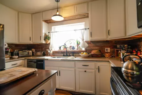 Kitchen - 200 N Main St, Dorris, CA 96023 photo 5 of 9
