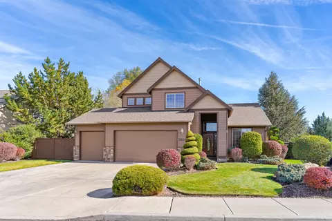 2804 NW Canyon Dr, Redmond, OR 97756