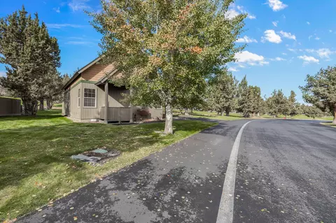 1555 Cinnamon Teal Dr, Redmond, OR 97756
