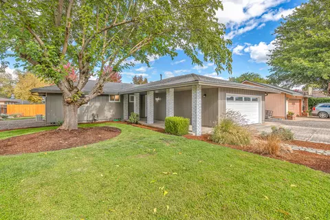 617 Hemlock Ave, Central Point, OR 97502