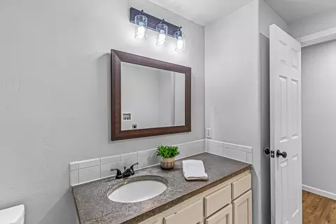 Bath - 617 Hemlock Ave, Central Point, OR 97502 photo 2 of 3