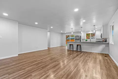 Living - 617 Hemlock Ave, Central Point, OR 97502 photo 2 of 3