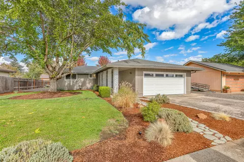 Exterior - 617 Hemlock Ave, Central Point, OR 97502 photo 10 of 12
