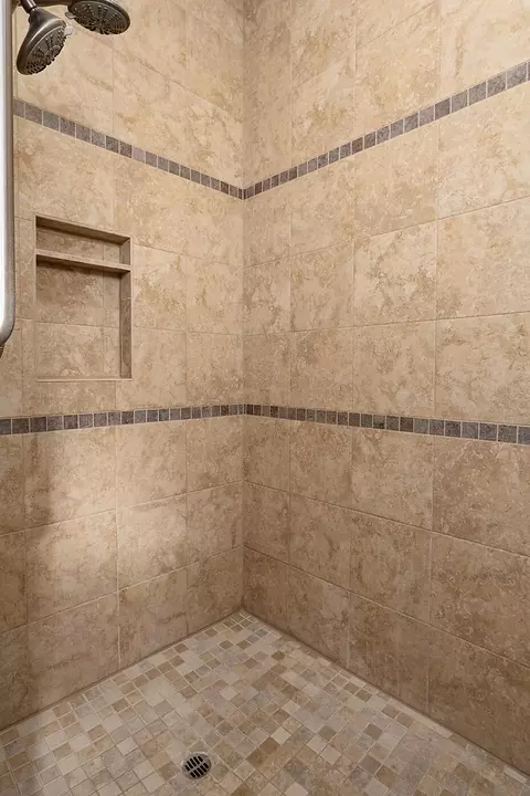 Bath - 421 Stone Pointe Dr, Central Point, OR 97502 photo 2 of 4