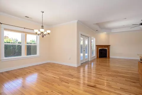 Living - 421 Stone Pointe Dr, Central Point, OR 97502 photo 4 of 5