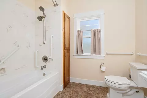 Bath - 421 Stone Pointe Dr, Central Point, OR 97502 photo 4 of 4