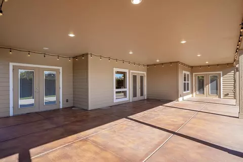 Exterior - 421 Stone Pointe Dr, Central Point, OR 97502 photo 3 of 4