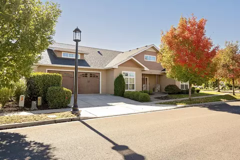 Exterior - 421 Stone Pointe Dr, Central Point, OR 97502 photo 2 of 4