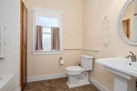 Bath - 421 Stone Pointe Dr, Central Point, OR 97502 photo 3 of 4