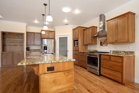 Kitchen - 421 Stone Pointe Dr, Central Point, OR 97502 photo 3 of 3