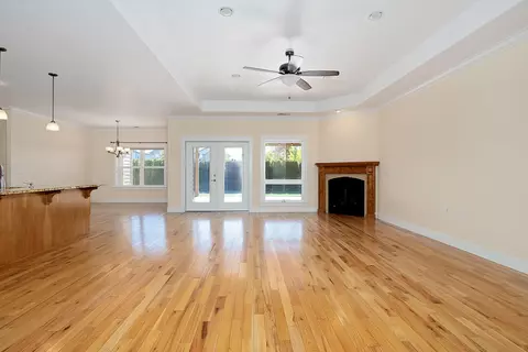 Living - 421 Stone Pointe Dr, Central Point, OR 97502 photo 2 of 5
