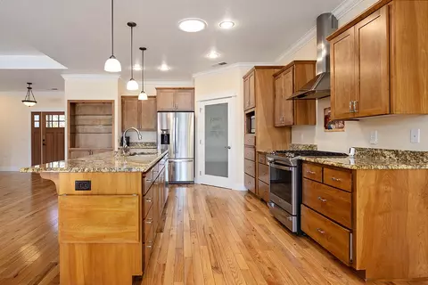 Kitchen - 421 Stone Pointe Dr, Central Point, OR 97502 photo 2 of 3