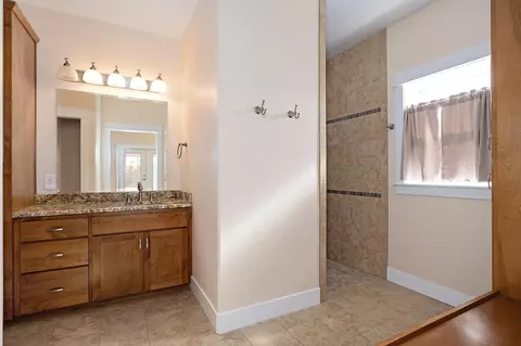 Bath - 421 Stone Pointe Dr, Central Point, OR 97502 photo 1 of 4