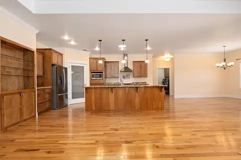 Living - 421 Stone Pointe Dr, Central Point, OR 97502 photo 5 of 5