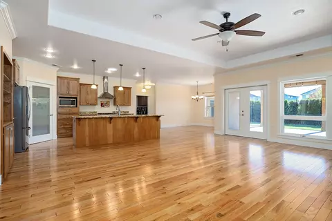 Living - 421 Stone Pointe Dr, Central Point, OR 97502 photo 3 of 5