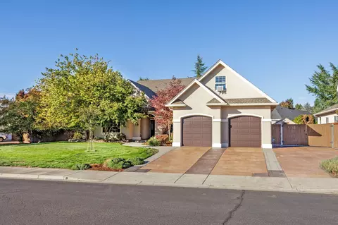 1065 Coral Ridge Dr, Eagle Point, OR 97524