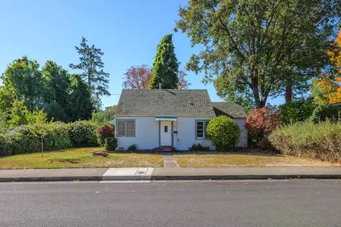 309 NE B St, Grants Pass, OR 97526