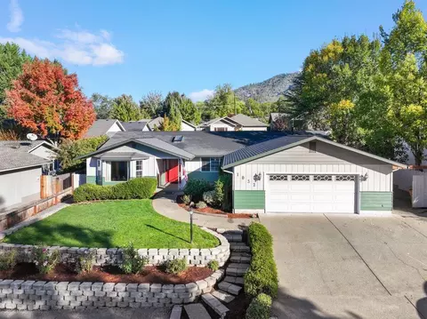 1032 NE Pepperwood Dr, Grants Pass, OR 97526