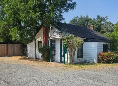 1025 SE M St, Grants Pass, OR 97526