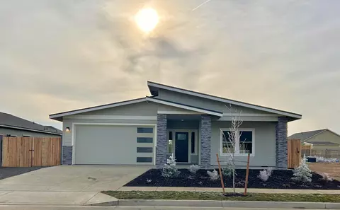 4948 SW Yew Pl #LOT 29, Redmond, OR 97756