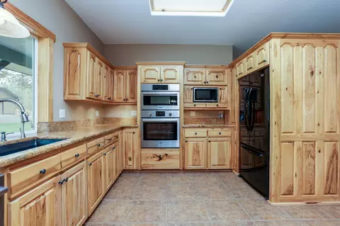 Kitchen - 16865 James Ln, Bend, OR 97703 photo 5 of 5