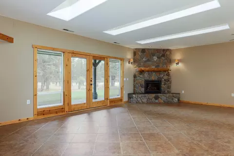 Living - 16865 James Ln, Bend, OR 97703 photo 2 of 6