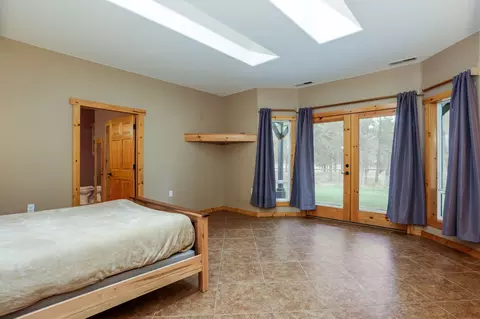 Bedroom - 16865 James Ln, Bend, OR 97703 photo 3 of 10