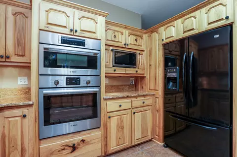 Kitchen - 16865 James Ln, Bend, OR 97703 photo 3 of 5