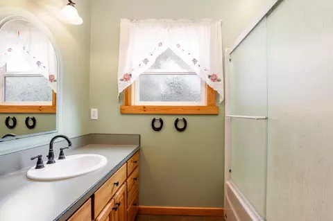 Bath - 16865 James Ln, Bend, OR 97703 photo 6 of 6