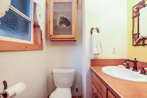 Bath - 16865 James Ln, Bend, OR 97703 photo 3 of 6