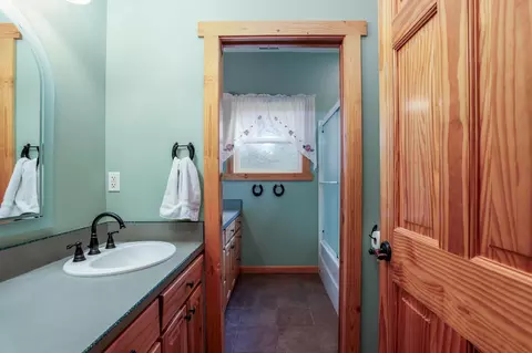Bath - 16865 James Ln, Bend, OR 97703 photo 4 of 6
