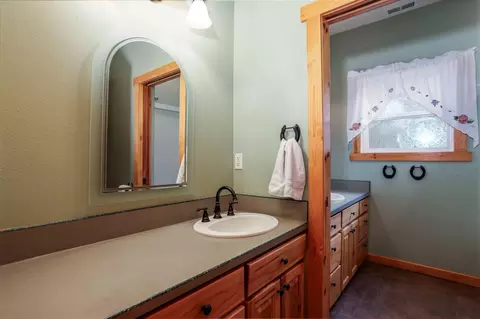Bath - 16865 James Ln, Bend, OR 97703 photo 5 of 6