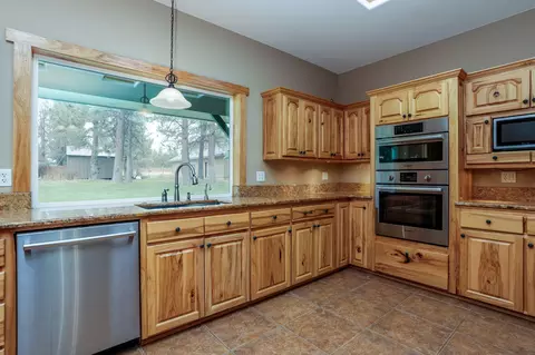 Kitchen - 16865 James Ln, Bend, OR 97703 photo 4 of 5