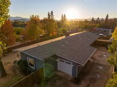 920 NE Wesley Ln, Grants Pass, OR 97526