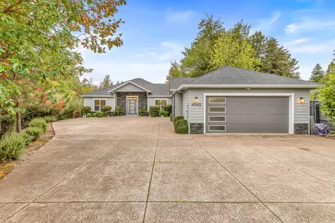 4565 Eagle Trace Dr, Medford, OR 97504