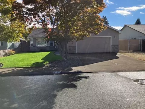 876 Forest Glen Dr, Central Point, OR 97502