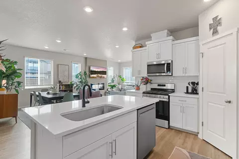 Kitchen - 20651 Kira Dr, Bend, OR 97702 photo 2 of 4