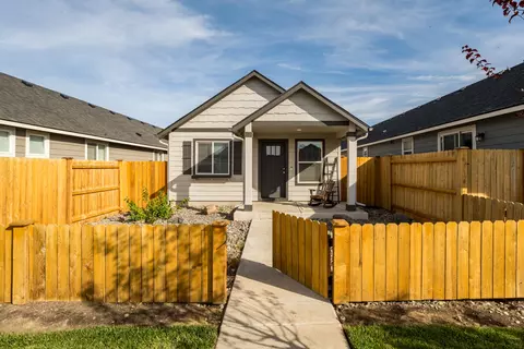 3247 NW 9th St, Redmond, OR 97756