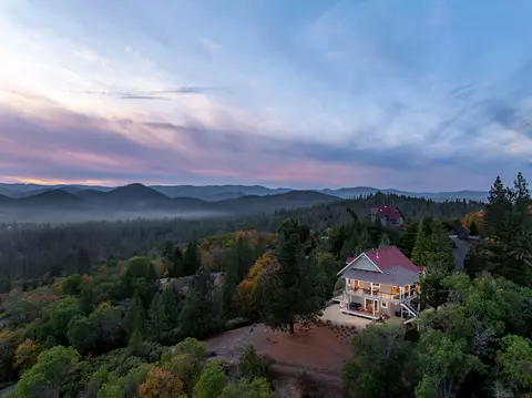 822 W Woodside St, Grants Pass, OR 97527