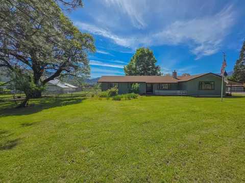 975 Cedar Flat Rd, Williams, OR 97544